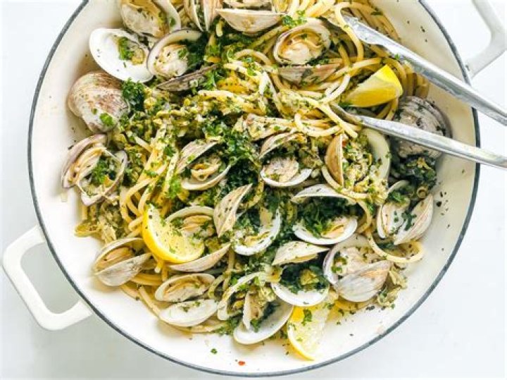 Delicious Bumblebee White Clam Sauce: A Seafood Lover's Dream