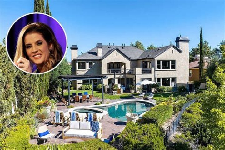 Khlo&eacute; Kardashian's House in Calabasas: A Luxurious Lifestyle Unveiled